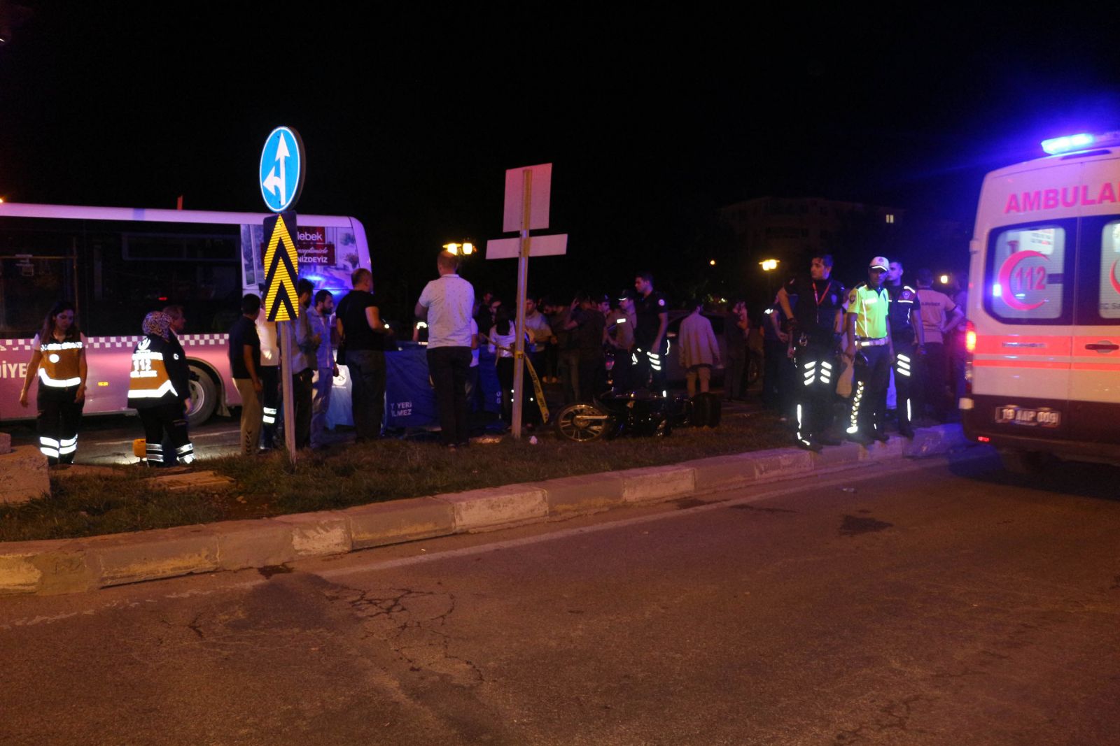 Motosikletten düştü, otobüsün altında hayatını kaybetti